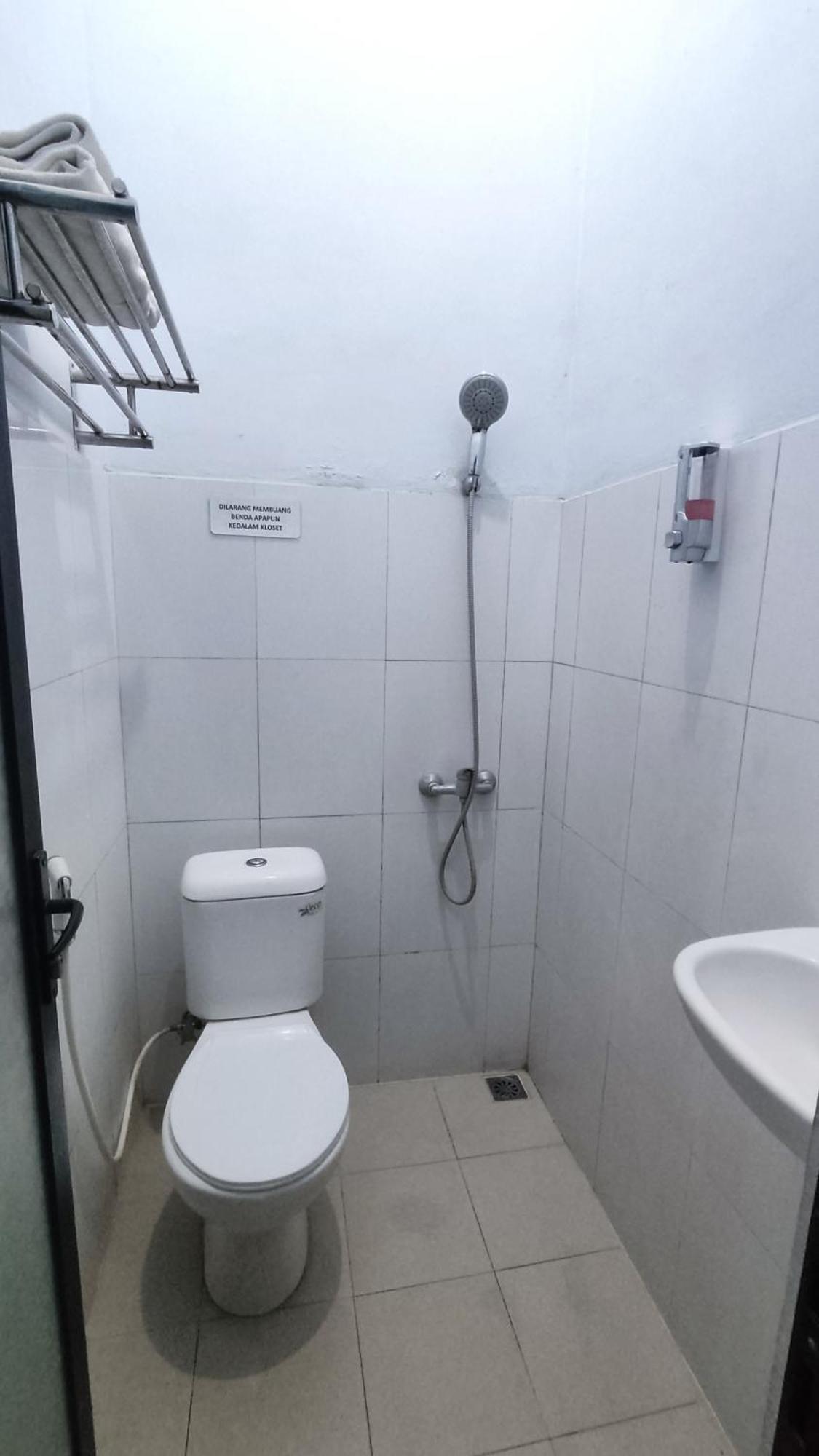 Velodrome Family House Syariah Hotel Ngadipuro Kültér fotó
