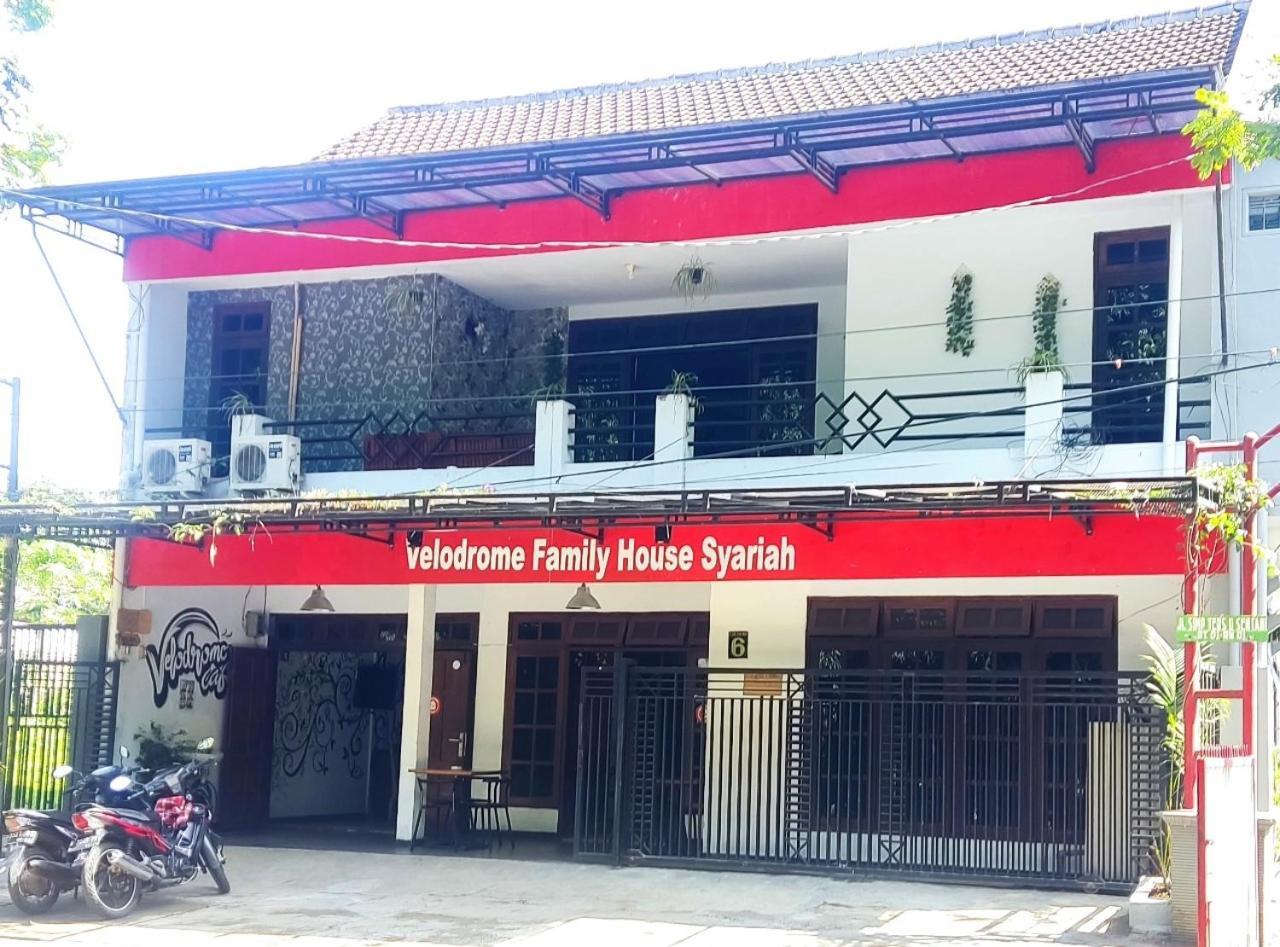 Velodrome Family House Syariah Hotel Ngadipuro Kültér fotó