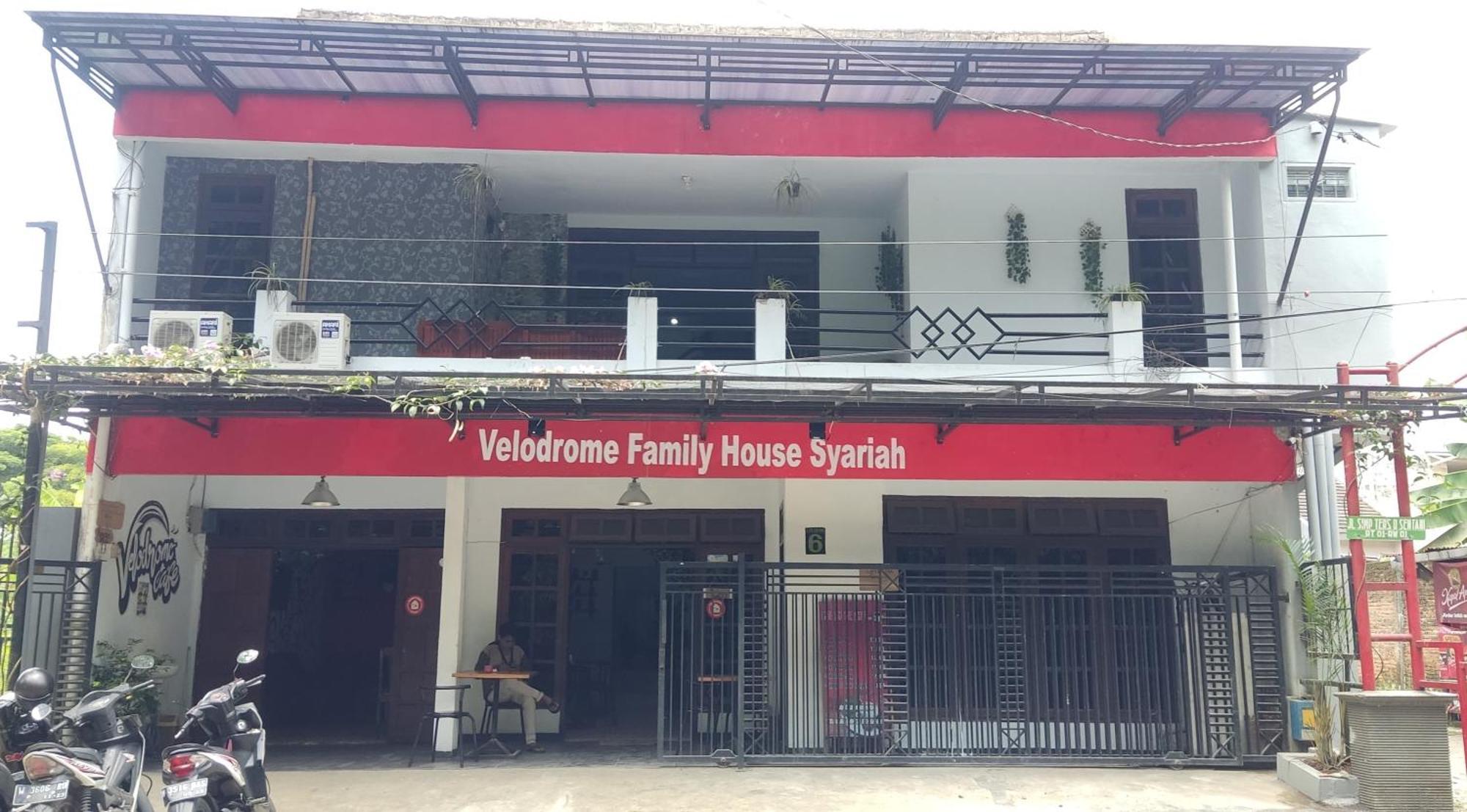 Velodrome Family House Syariah Hotel Ngadipuro Kültér fotó